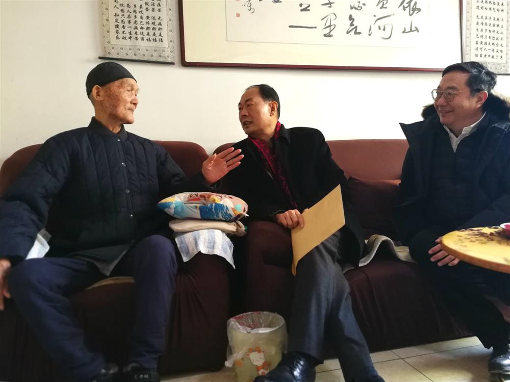 集團(tuán)公司領(lǐng)導(dǎo)到戶走訪慰問困難職工、黨員及離休老干部